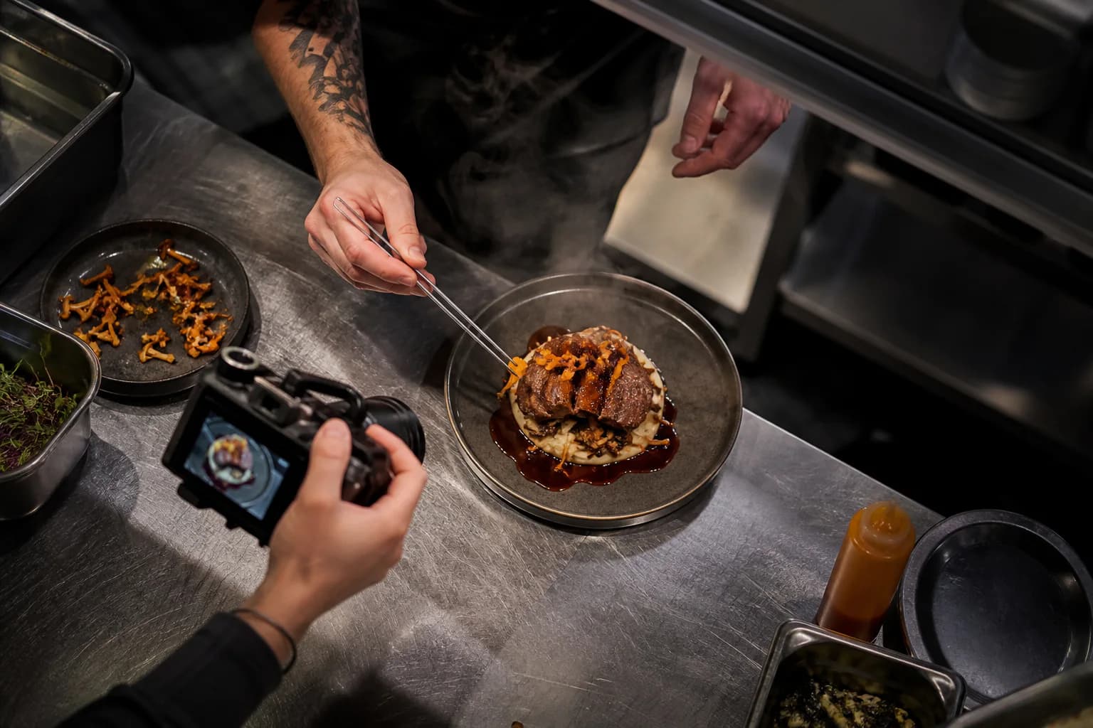 Un plat est filmé et photographié pendant sa finition en cuisine